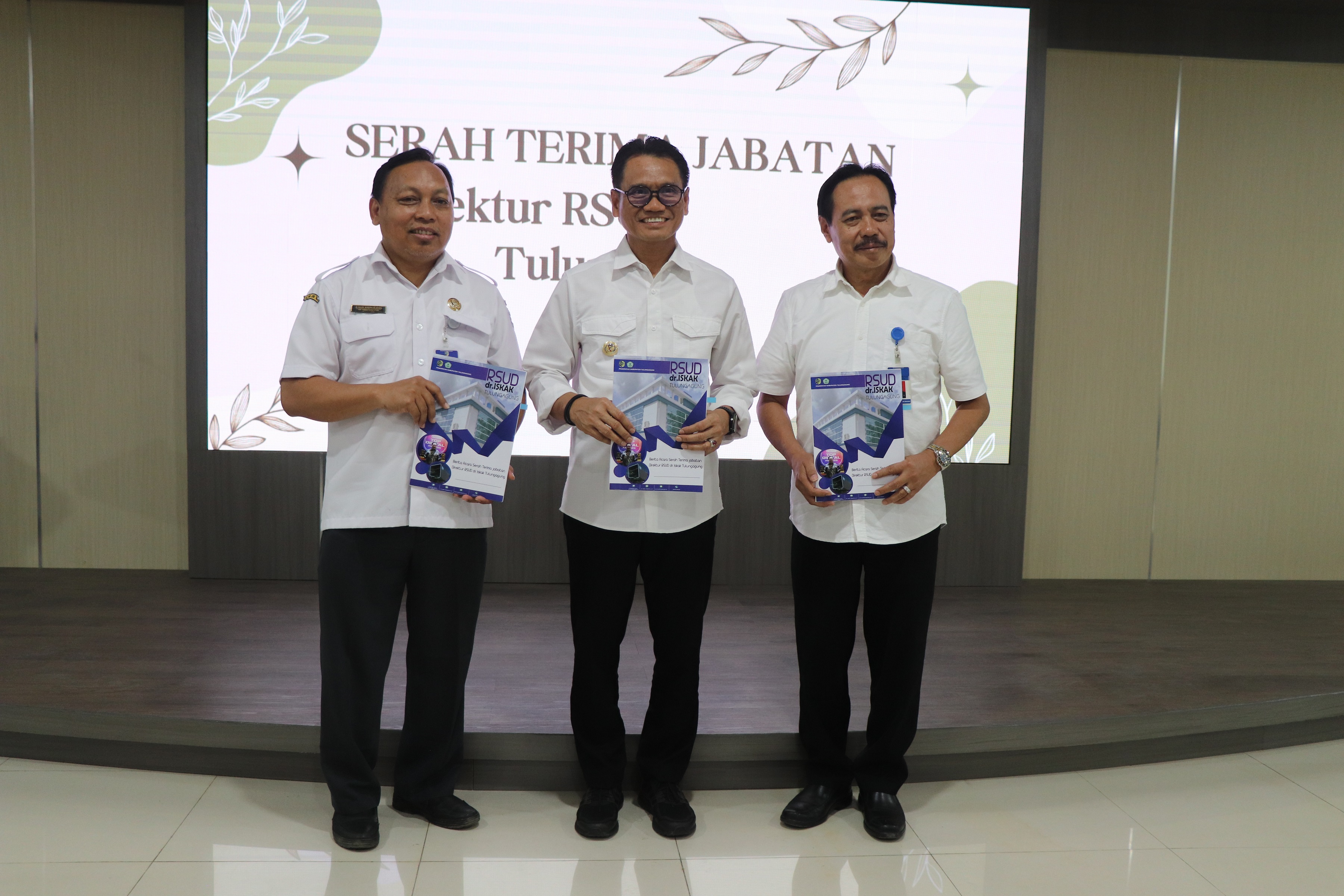 SELAMAT BERTUGAS: Pj Bupati Tulungagung Heru Suseno bersama mantan Direktur RSUD dr Iskak, dr Supriyanto dan Plt Direktur dr Kasil Rokhmad (Foto: Yoga Dany Damara/Radar Tulungagung)