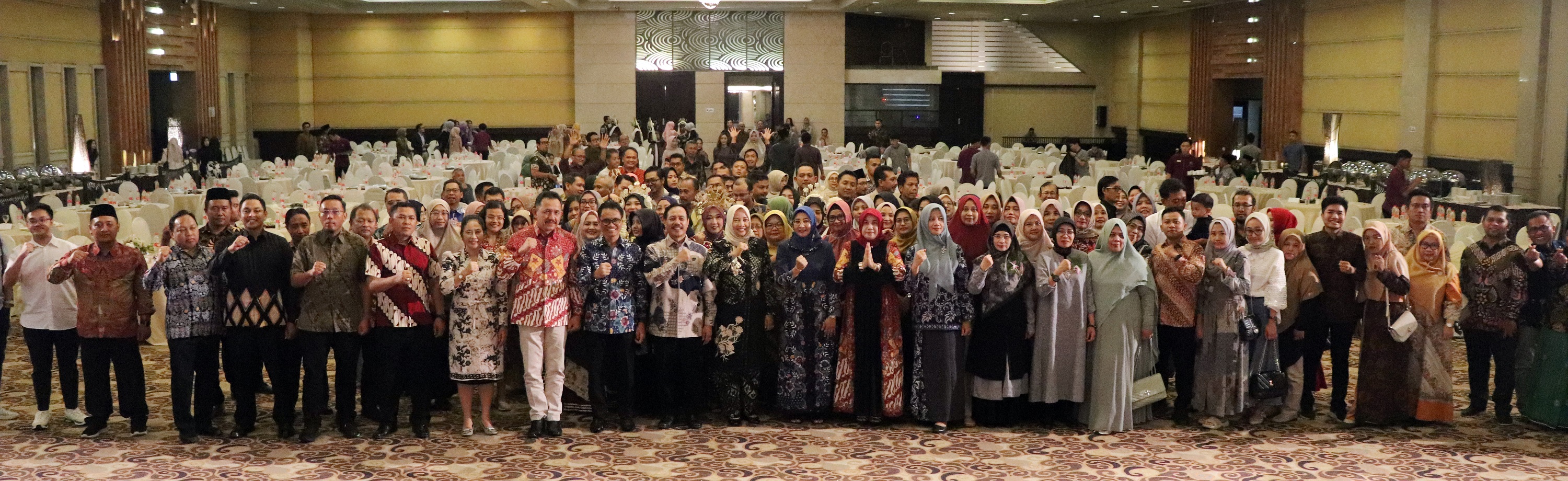 JAGA SILATURAHMI: Civitas Hospitalia RSUD dr Iskak Tulungagung berfoto bersama dengan sang mantan direktur yang pindah tugas ke RSCM Jakarta. (Foto: Yoga Dany Damara/Radar Tulungagung)