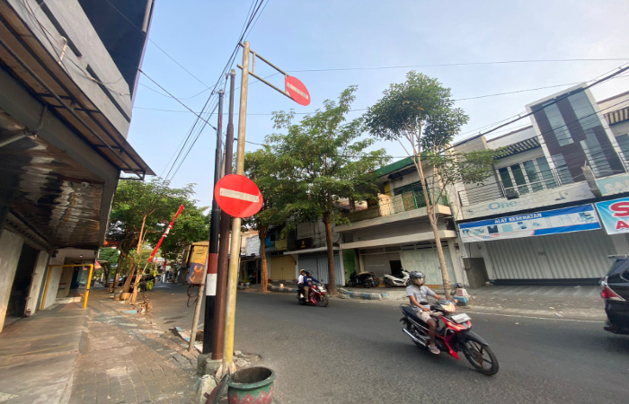 BANYAK KRITERIA: Rambu larangan melintas dari barat di Jalan KH Wakhid Hasyim.