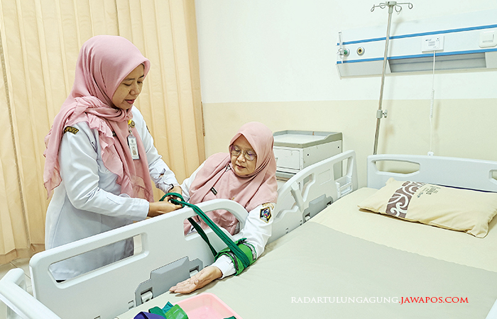 PERSIAPAN: Dua orang tenaga medis RSUD Ngudi Waluyo Wlingi sedang mempersiapkan fasilitas khusus untuk pasien yang mengalami gangguan jiwa.