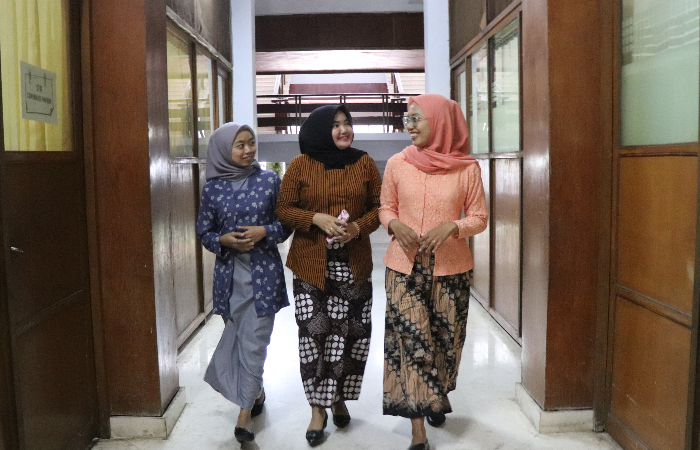 SERENTAK  : Para tiga pegawai Pemkab memakai baju adat  jawa di Pemkab Tulungagung, Senin (13/11/2023). Hal itu untuk menyambut Hari Jadi Tulungagung ke 818 pada 18 November 2023.