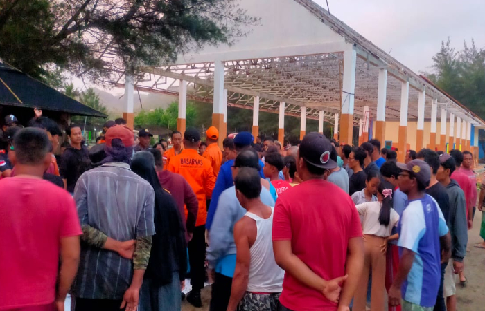 TITIK TERANG: Tim gabungan dan warga ketika mengevakuasi jenazah wisatawan yang sudah ditemukan.