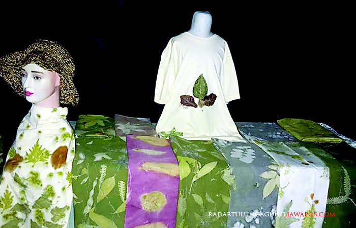 KUDU TELITI: Berbagai motif ecoprint identik dengan tema alam produksi Ary Masithoh Karimah.