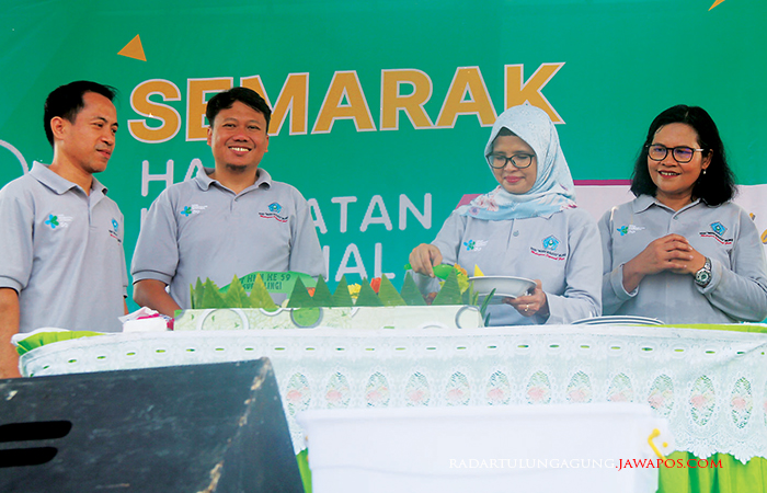 SELAMAT: Bupati Rini Syarifah mengambil potongan tumpeng peringatan HKN 2023 disaksikan Direktur RSUD Ngudi Waluyo Wlingi, dr Endah Woro Utami dan jajaran manajemen.