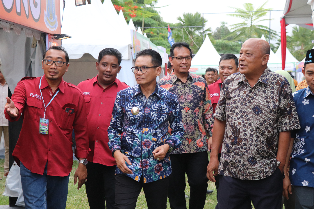APRESIASI: Pj Bupati Tulungagung Dr Ir Heru Suseno, MT (tengah) bersama Kepala DPMD Tulungagung Drs Sugiyanto MM, (kanan), saat meninjau stan UMKM BUMDesa.