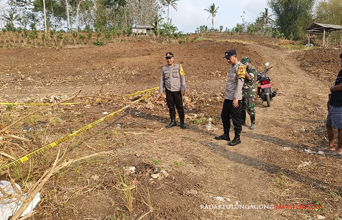 DIAMANKAN: Polisi menunjukkan lokasi temuan mortir di area sawah di Desa Sumberjo, Kecamatan Kademangan.