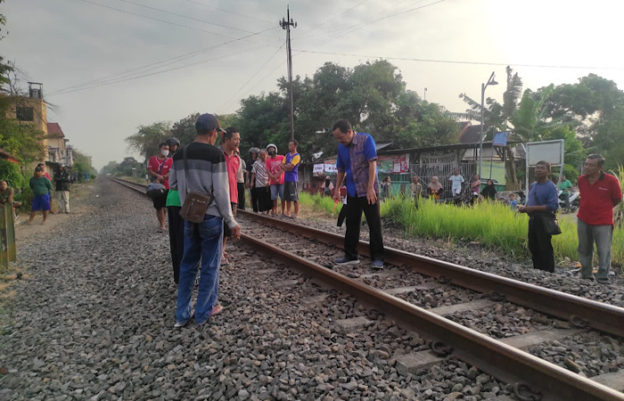 NAHAS: Tim Inafis Polres Tulungagung ketika melakukan olah TKP peristiwa kecelakaan di perlintasan kereta api, di Desa Tanon, Kecamatan Kedungwaru, Tulungagung, Rabu (15/11/2023).