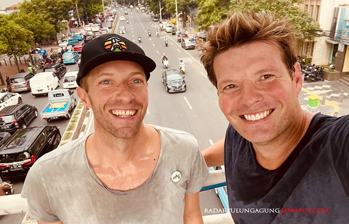 JADI PERHATIAN:  Sebelum konser Coldplay, sang vokalis Chris Martin dan Phill Harvey sedang jogging di kawasan Sudirman.