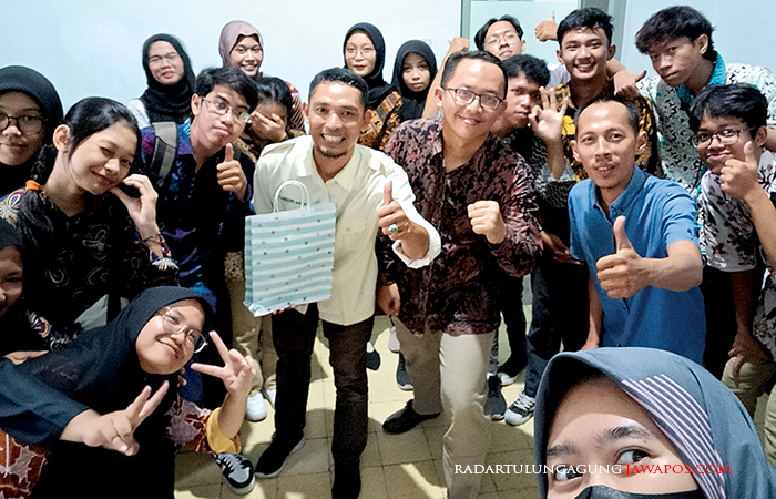 SEMANGAT: Mahasiswa dan dosen Unisba Blitar bersama kru redaksi Radar Blitar, Selasa (15/11/2023).