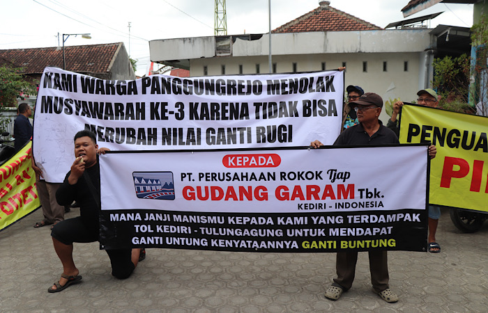 DISOROT: Warga Kelurahan Panggungrejo, Kecamatan/Kabupaten Tulungagun, ketika demo serukan ganti rugi layak tanahnya terdampak tol Kediri-Tulungagung.