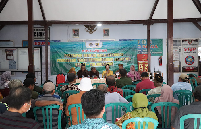 BUNTU: Warga Kelurahan Penggungrejo, Kecamatan/Kabupaten Tulungagung, saat musyawarah terkait ganti rugi tol Kediri- Tulungagung, Rabu (15/11/2023).