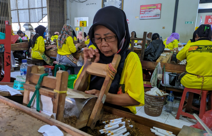 Salah satu karyawan lansia PR Alfi Putra yang masih semangat bekerja untuk menambah ekonomi keluarga.
