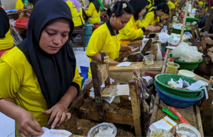 PR Alfi Putra berkontribusi membangun Kabupaten Trenggalek dengan cara mengurangi angka pengangguran.