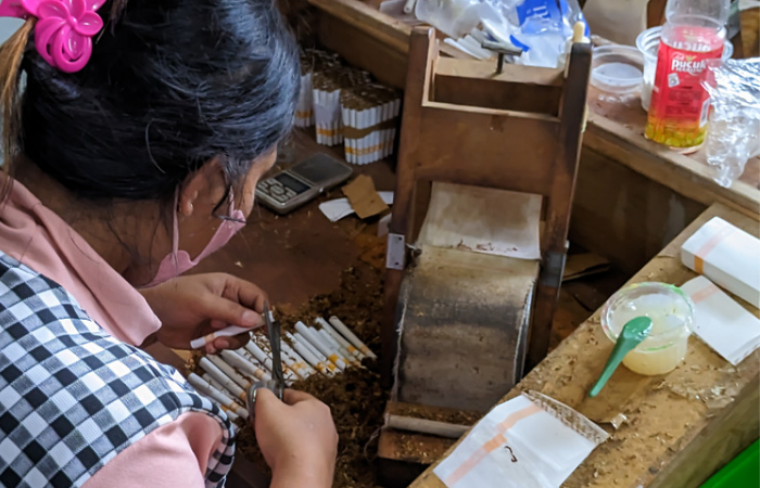 Proses pengguntingan sisa SKT karyawan bagian produksi PR Alfi Putra agar lebih rapi.