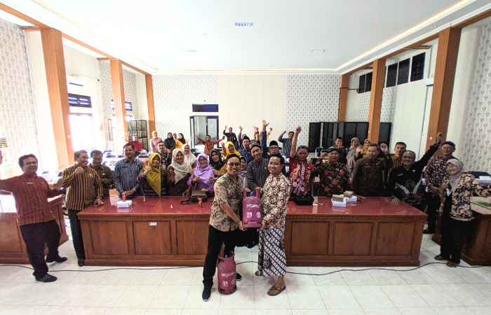 KOMPAK: Tim SPBU Pemkab Trenggalek dan puluhan ASN lingkup Disdikpora Trenggalek saling berkomitmen menyukseskan program LPG bersubsidi tepat sasaran melalui pemakaian LPG non bersubsidi.