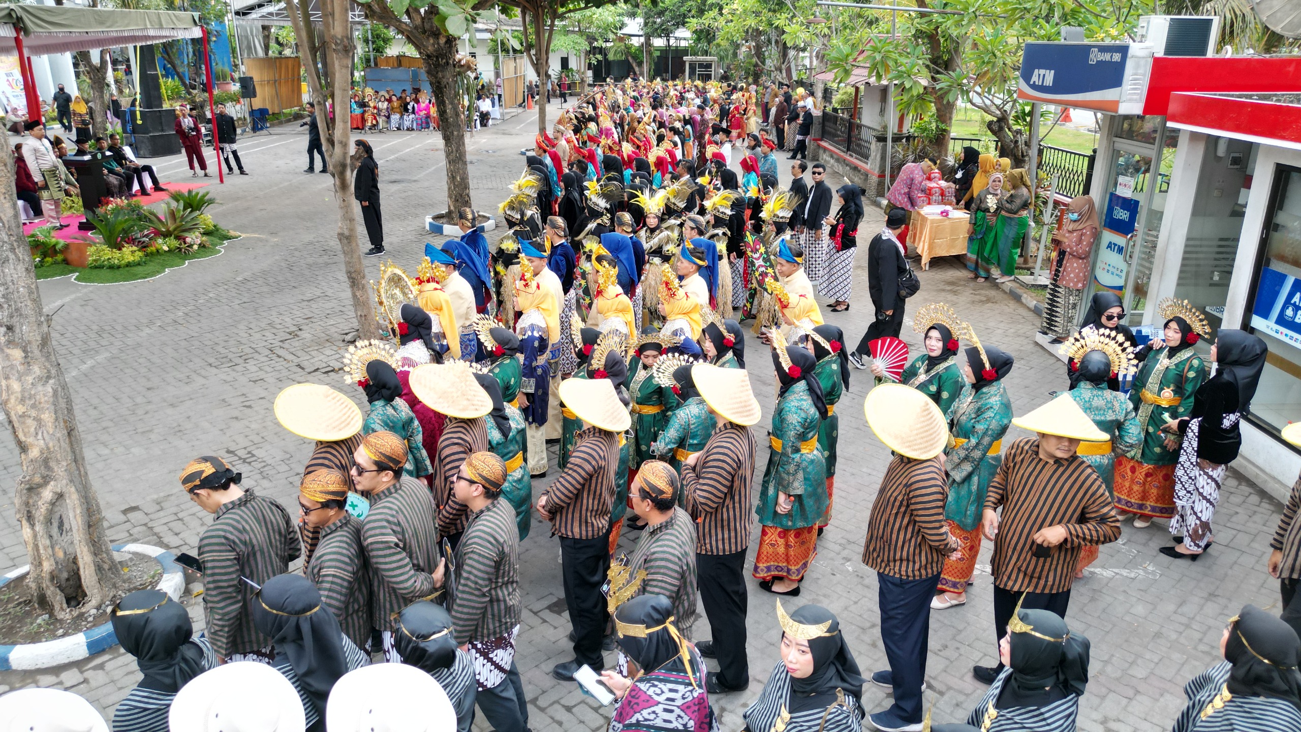 BANGGA BUDAYA: Apel bersama perayaan HUT ke-106 RSUD dr Iskak Tulungagung penuh dengan Kemeriahan dan Keanekaragaman Budaya Nusantara.