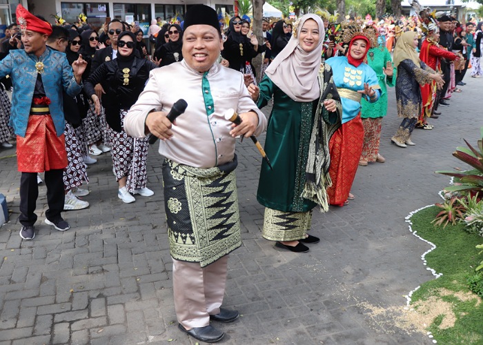 KOMPAK : Plt Direktur RSUD dr Iskak Tulungagung dr. Kasil Rokhmad MMRS bersama Ny. Yayuk Kasil Rokhmad goyang bareng covitas hospitalia usai acara apel bersama HUT ke-106.
