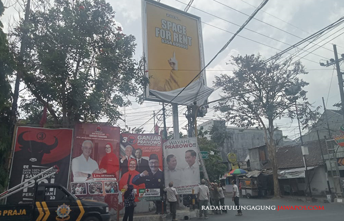 LANGGAR ATURAN: Petugas Satpol PP Kota Blitar beserta Bawaslu mencopot baliho kampanye yang dinilai melanggar aturan, Rabu (15/10/2023).