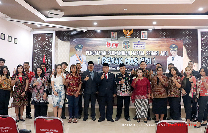 SUDAH RESMI: Wali Kota Santoso (tengah) didampingi Kepala Dispendukcapil Kota Blitar Wahyudi Eko Surono bersama para pasutri usai mengikuti layanan Penak Mas Edi, Rabu (15/11/2023).