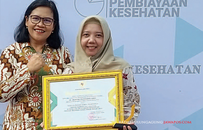 MEMBANGGAKAN: Direktur RSUD Ngudi Waluyo dr Endah Woro Utami bersama penerima penghargaan Dokter Teladan dari Pemprov Jatim, dr Merisa Purnama Sari.