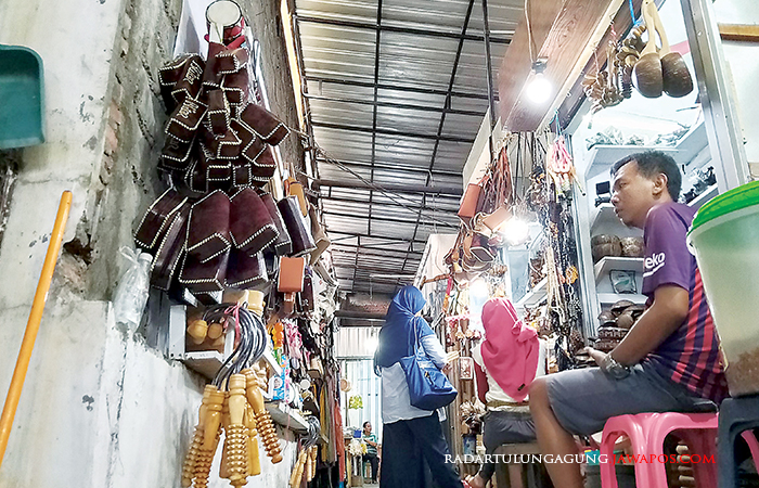 JUJUKAN WISATAWAN: Pusat oleh-oleh yang berada di utara Makam Bung Karno yang selalu dilewati pengunjung.