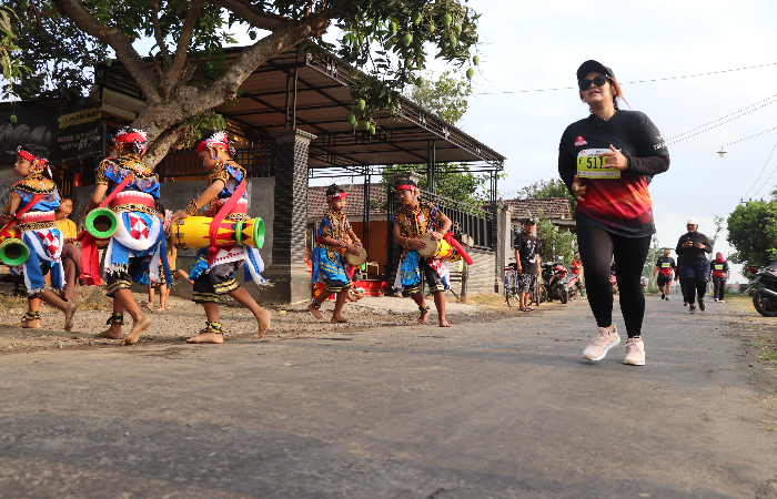 BUGAR: Ratusan pelari bersemangat mengikuti Tulungagung Running Festival 2023 yang menjadi bagian dari 16.30 Fest pada Minggu (12/11/2023) pagi.
