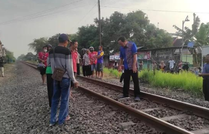 Mahasiswi UNS yang diduga bundir dengan menabrakkan diri dengan Kereta Api di Tulungagung dipicu masalah psikologis.
