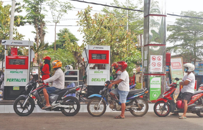 BUTUH MODAL: Proses pelayanan di SPBU Terminal Surodakan merupakan salah satu usaha PT JET yang nantinya bakal dikucurkan anggaran sebesar Rp 9,5 M.