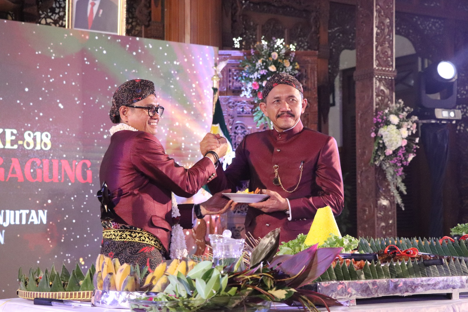 SEMRINGAH: Pj Bupati Heru Suseno menyerahkan potongan tumpeng kepada Ketua DPRD Marsono pada prosesi Hari Jadi Ke-818 Tulungagung, Sabtu (18/11/2023).