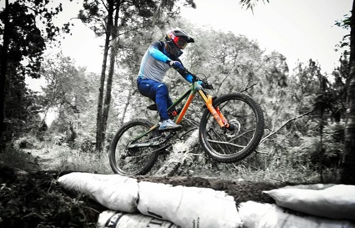 MASIH AKTIF: Rizal Arifianto masih aktif mengikuti kejuaraan sepeda downhill di berbagai daerah, kendati usianya sudah tidak lagi muda.