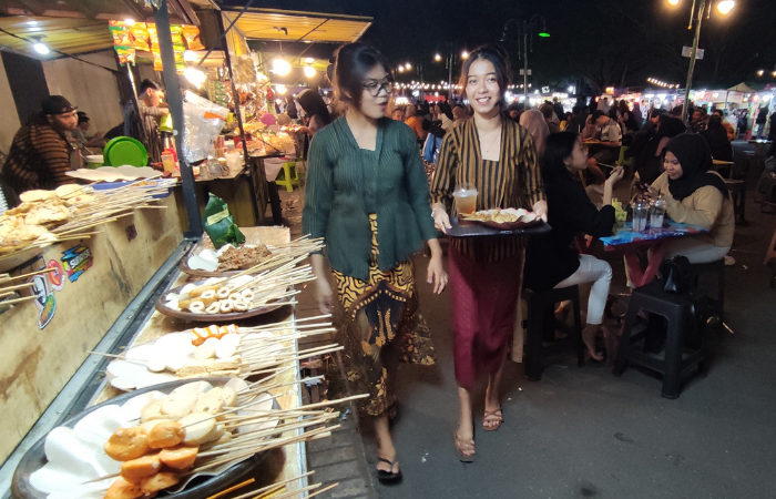 ETNIK: Pramusaji angkringan di GOR Lembu Peteng mengenakan pakaian tradisional untuk merayakan Hari Jadi Ke-818 Kabupaten Tulungagung pada Sabtu (18/11/2023) malam.