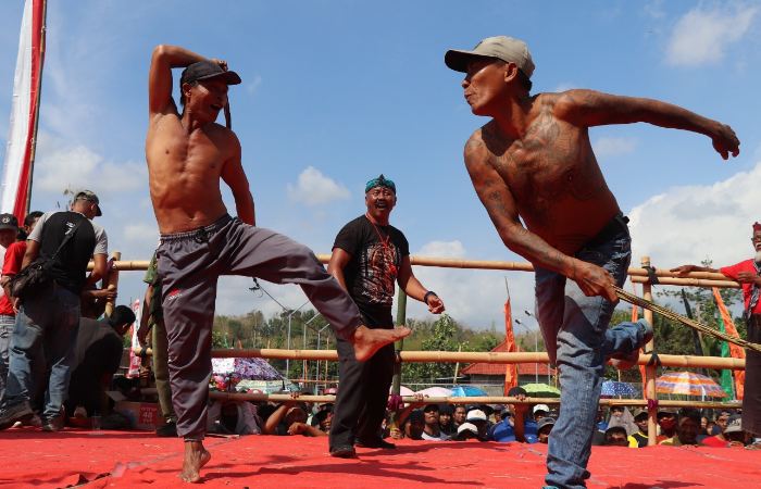 Seni Tiban di Desa Kates, Kecamatan Kauman, Kabupaten Tulungagung. Seni warisan leluhur ini identik untuk meminta hujan.