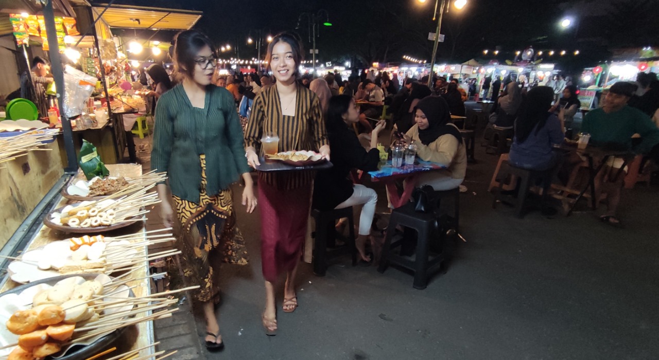 ETNIK: Pramu saji angkringan di GOR lembupeteng kenakan pakaian tradisional rayakan Hari Jadi ke 818 tahun Kabupaten Tulungagung, sabtu malam (18/11).