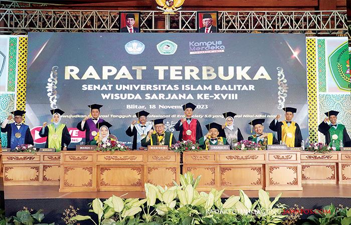 UNISBA JAYA: Rektor Unisba Blitar Dr Drs H Soebiantoro MSi beserta para dekan saat wisuda angkatan XVIII UNISBA Blitar di hall Kampung Coklat, Sabtu (18/11/2023).