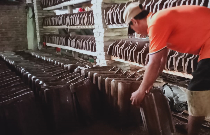 Salah satu perajin genting di Kabupaten Trenggalek terus produksi meskipun biaya operasional bertambah mahal saat musim hujan.