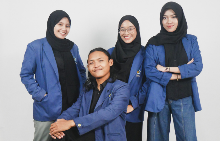 KOMPAK: Salsabila Dhita Nurani (paling kiri) dan kawan-kawannya berhasil merubah limbah marmer menjadi produk Furniture hingga Home Decor.