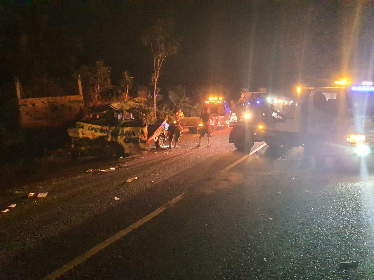 NAAS: Unit Gakkum Satlantas Polres Tulungagung saat mengevakuasi kendaraan yang terlibat kecelakaan di JLS masuk Desa/Kecamatan Besuki, Selasa (21/11). (POLRES TULUNGAGUNG UNTUK RADAR TULUNGAGUNG)