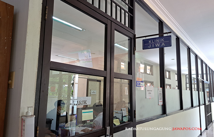 BERSIH: Warga sedang mendapatkan layanan di Klinik Jiwa Rumah Sakit Umum Daerah (RSUD) Ngudi Waluyo Wlingi.