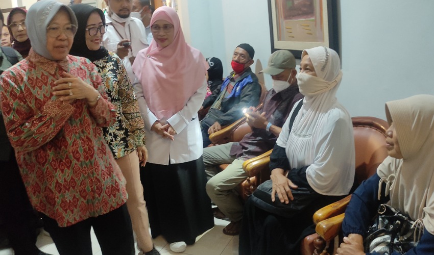 KUATKAN HATI: Menteri Sosial RI Tri Rismaharini didampingi Wadir pelayanan RSUD dr Iskak dr. Hj. Zuhrotul Aini, SpA, MKes berdialog dengan keluarga pasien operasi katarak. (Foto:Choirur rozaq)