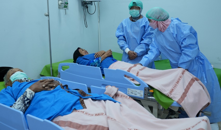 SEMANGATI: Menteri Sosial RI Tri Rismaharini didampingi Wadir pelayanan RSUD dr Iskak dr. Hj. Zuhrotul Aini, SpA, MKes saat membesuk pasien operasi katarak, di ruang operasi.