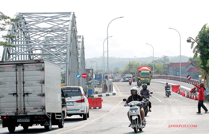 LANCAR: Jembatan Trisula Kademangan sudah bisa dimanfaatkan sejak Selasa (21/11/2023). Butuh waktu setahun untuk pembangunan jembatan tersebut.