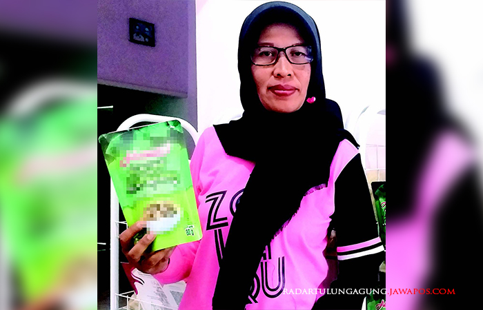 INOVASI: Tatik Mujianingsih menunjukkan olahan keripik lompong yang dibuat bersama ibu-ibu KWT.