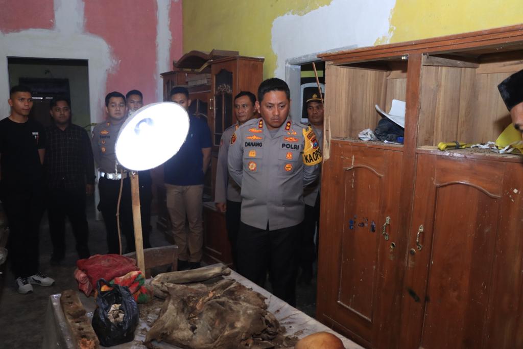 MENGGEMPARKAN: Sejumlah tulang-belulang dan tengkorak yang ditemukan warga di sebuah kamar rumah di Desa Bacem, Kecamatan Ponggok, Selasa (21/11).