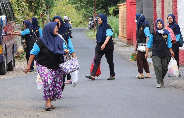 YOGA DANY DAMARA / RADAR TULUNGAGUNG KOMPAK : Sejumlah buruh/pekerja pabrik usai pulang kerja.