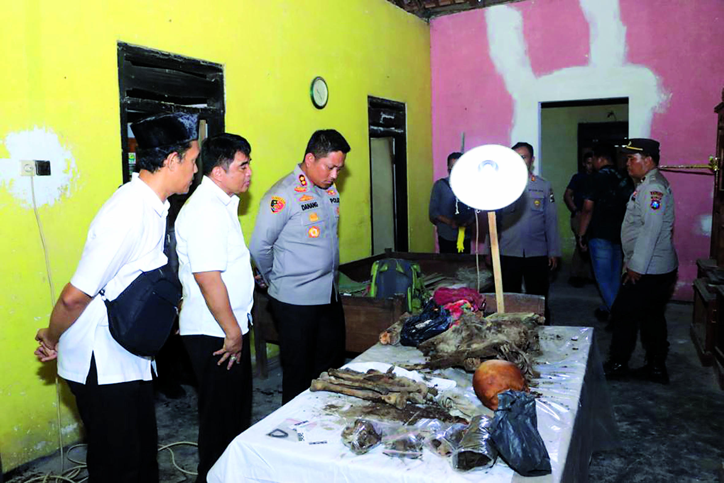 TERKUAK: Kasus penemuan kerangka mayat yang dicor di kamar sebuah rumah di Desa Bacem, Kecamatan Ponggok, Kabupaten Blitar akhirnya terungkap, Jumat (24/11/2023).