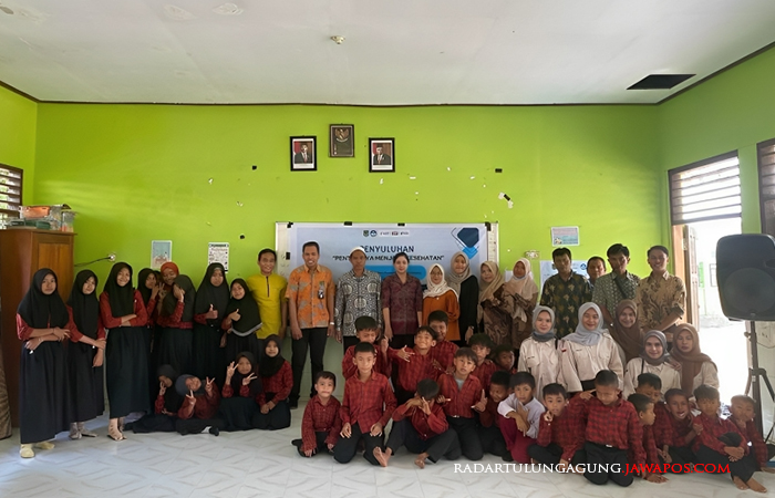 Tim KSS UNU Blitar, Dinas Kesehatan, Mahasiswa Universitas Mandalika, dan Guru serta siswa SDN 8 Pemenang Barat pada acara Penyuluhan Kesehatan dan Monitoring kegiatan sekolah sehat. Kamis, (2/11/2023