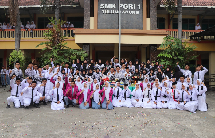 KOMPAK: Momen foto bersama guru dan siswa selesai upacara HUT Ke-78 PGRI dan Hari Guru Nasional 2023.