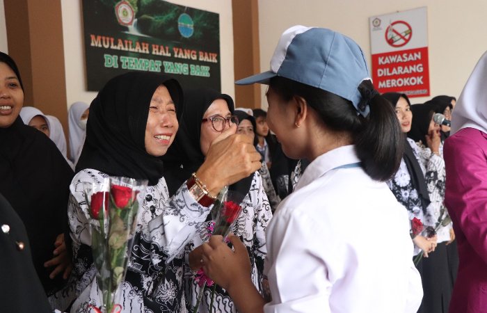 PAHLAWAN TANPA TANDA JASA: Para siswa memberikan buket bunga kepada bapak ibu guru.