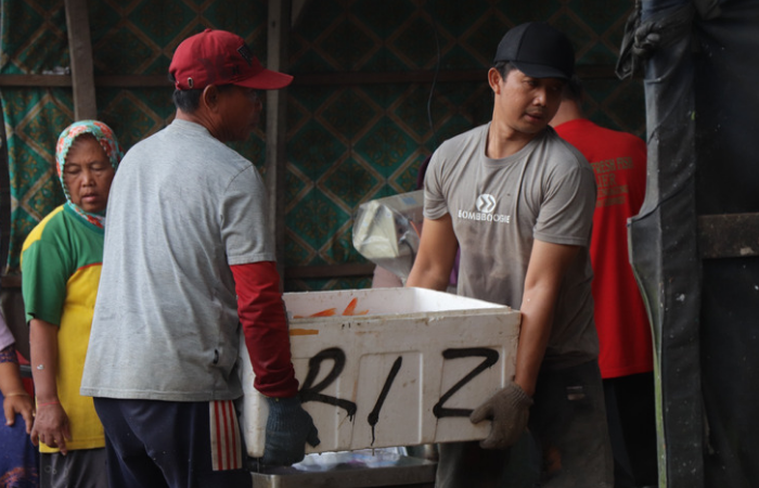 Aktivitas nelayan di Pasar Ikan Bandung (PIB) di Kabupaten Tulungagung.