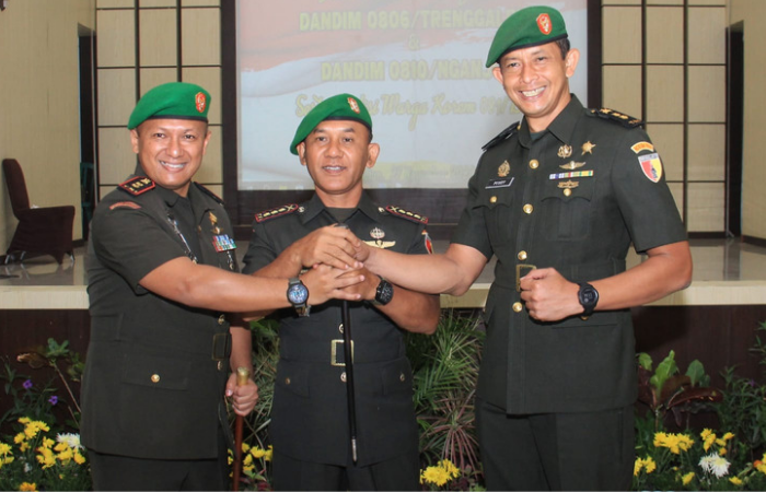 SUKSES : Dari kiri, Dandim 0806 Trenggalek Letkol Czi Yudo Aji Susanto, Danrem 081/Dhirotsaha Jaya Madiun, Kolonel Inf H. Sugiyono, dan Dandim yang lama Letkol Kav Peddy Adi Prasetyo setelah Sertijab.